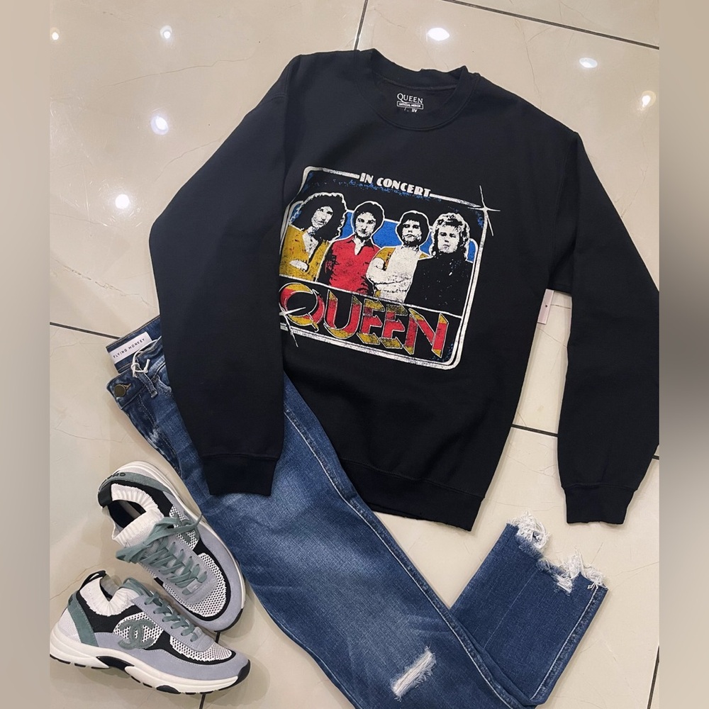 New queen printed black sweatshirt